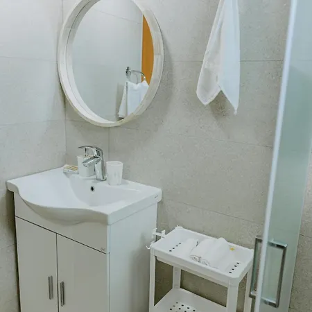 Stylish Stonehouse In Apartment *