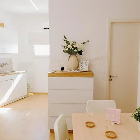 Stylish Stonehouse In Lejlighed Platres