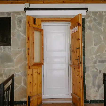 Stylish Stonehouse In * Platres