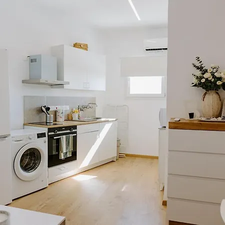 Stylish Stonehouse In Lejlighed Platres